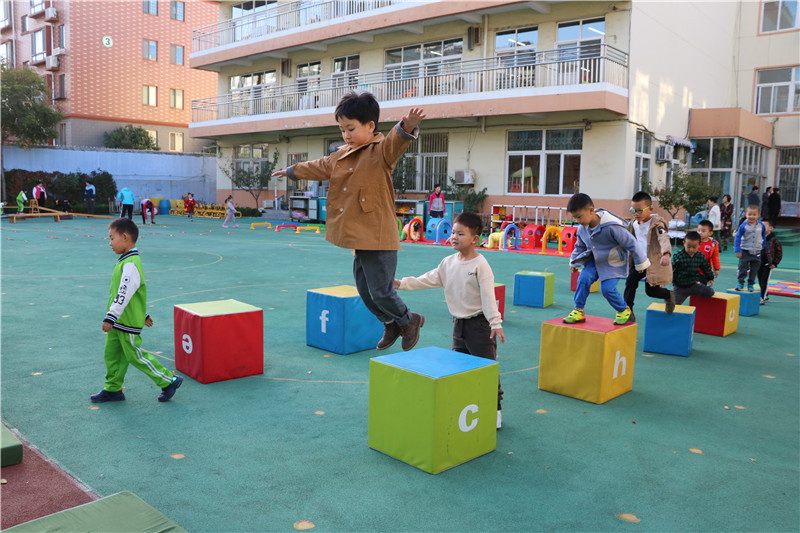 龙口市直第二幼儿园趣味"跑酷"活动让快乐飞扬