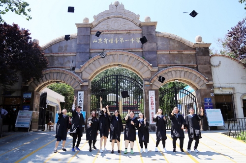 烟台一中国际部举行2020届毕业典礼暨乔纳森奖学金颁奖仪式